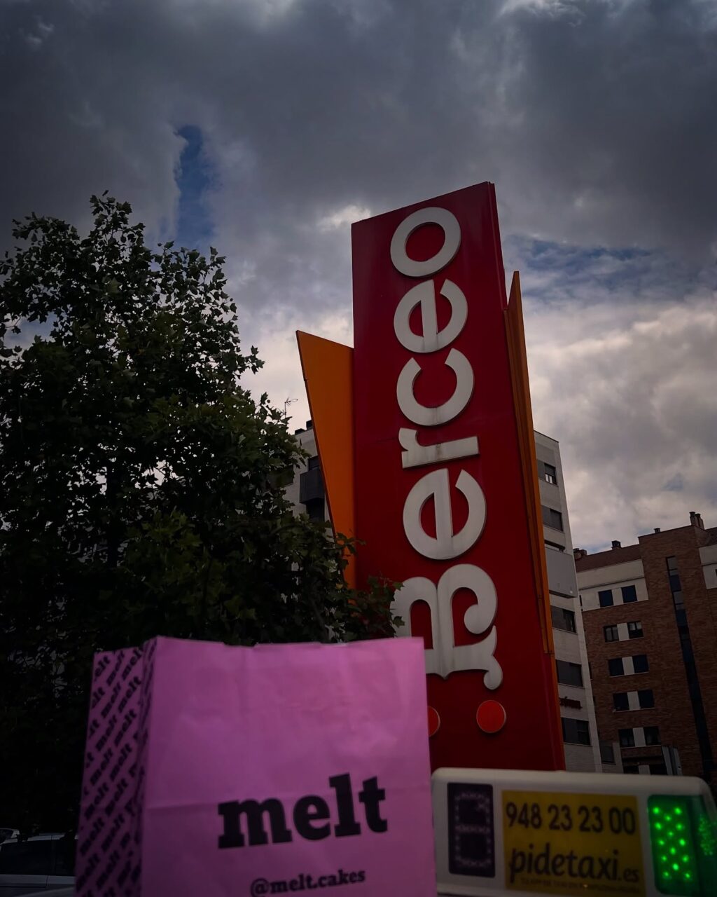 Servicio de Taxi 🚕 a Logroño capital. He aprovechado para coger una tarta 🍰 de queso 🧀 que más están de moda y pronto llegarán a Pamplona @melt.cakes . Buenísimas y nos llevamos dos cheesecakes Sin Gluten 🌾❌ para unas personas muy especiales . Después he parado en el centro comercia Berceo @berceocc para ⚡️cargar las 🔋del coche.